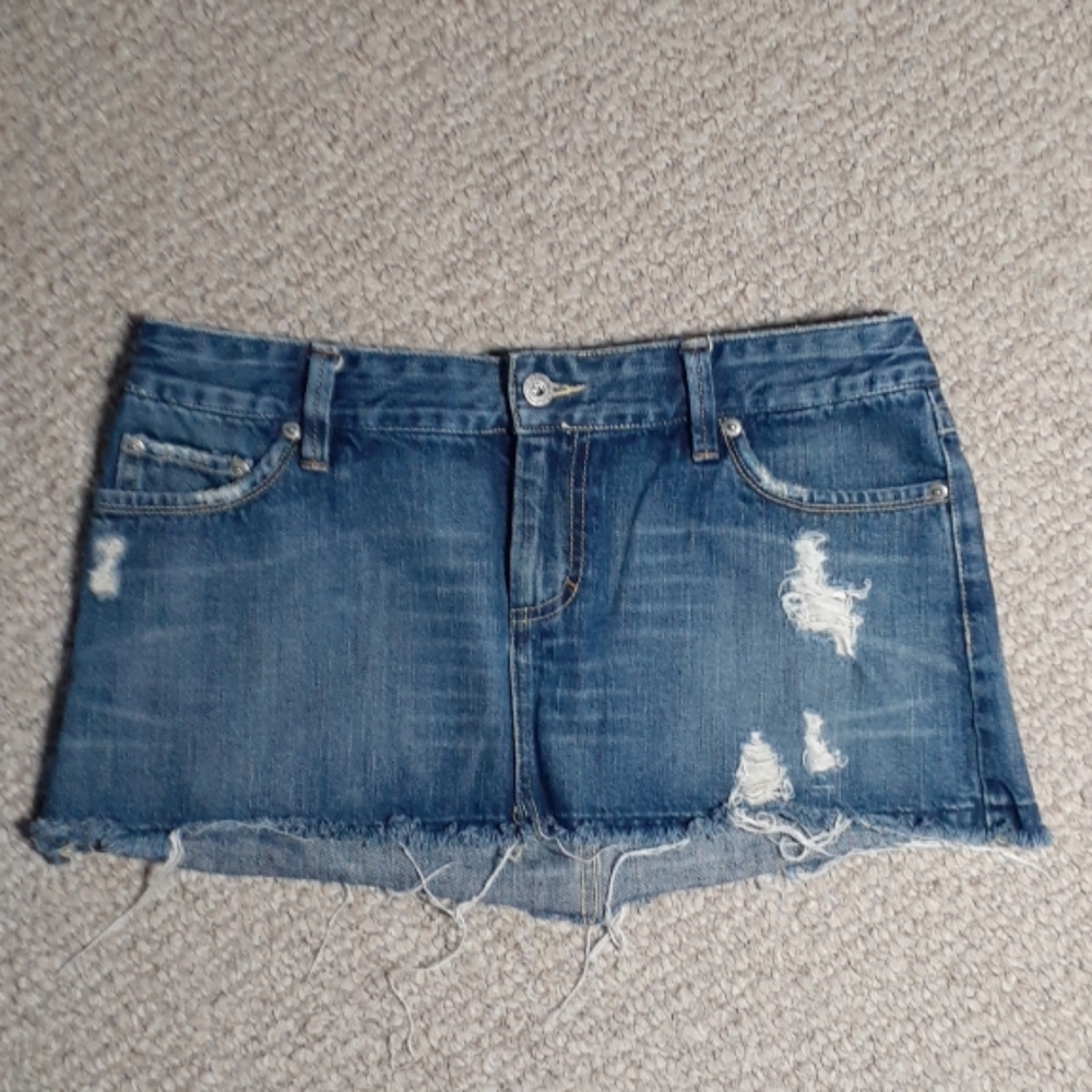 🎉 American Eagle distressed jean mini skirt v size 8